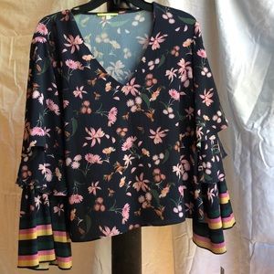 Gianni Bini Tammy Tiered sleeve Blouse, size small